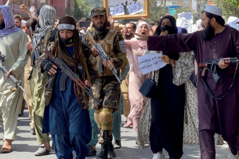 Doi morţi şi opt răniţi în timpul unei manifestaţii împotriva talibanilor în vestul Afganistanului