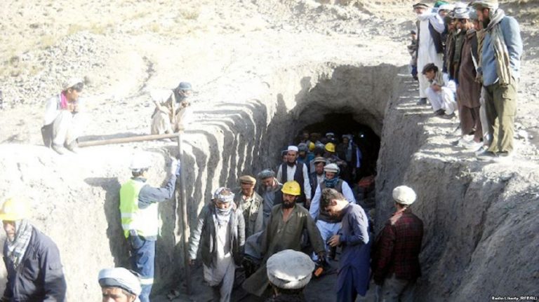 Tragedie în Afganistan: Cel puţin 30 de morţi într-o mină auriferă din cauza unei alunecări de teren