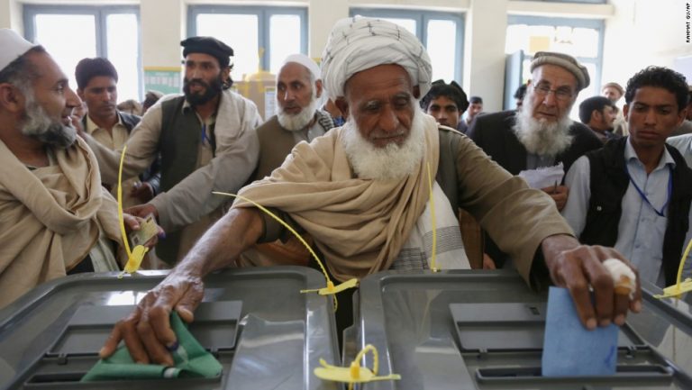 Procesul de votare în alegerile prezidenţiale din Afganistan s-a încheiat
