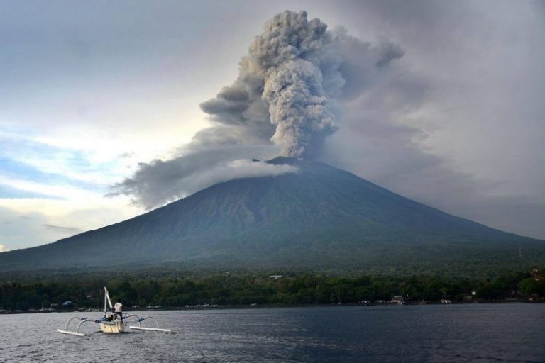 Vulcanul Agung a erupt din nou; traficul aerian în zona insulei Bali a fost perturbat temporar