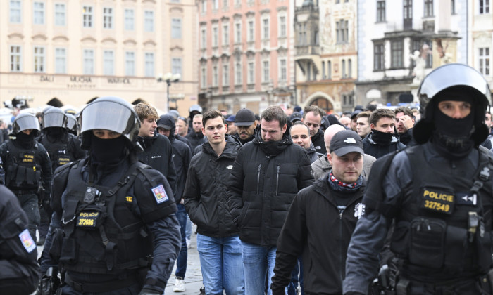 Mai mulți fani ai lui Ajax, arestați în timpul meciului cu Slavia Praga; Motivul pentru care au fost reținuți