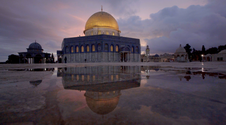 Sute de credincioşi s-au rugat la Ierusalim în exteriorul moscheii Al-Aqsa