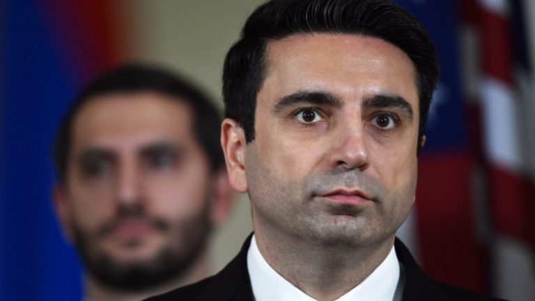 Preşedintele Adunării Naţionale a Armeniei a prezentat scuze publice după ce a scuipat un trecător