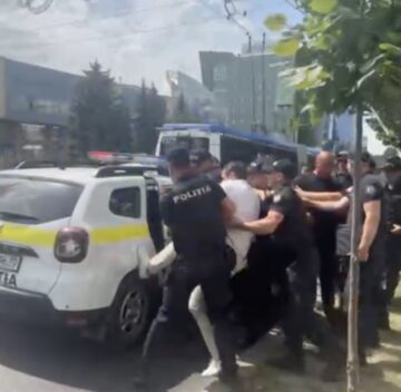 Poliția explică de ce a fost săltat ‘agresivul’ Alexei Lungu din fața Judecătoriei Chișinău