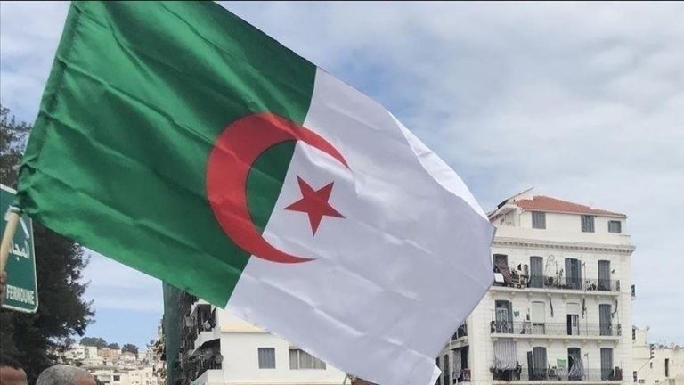 Algeria celebrează cu o paradă militară de o amploare inedită 60 de ani de independenţă