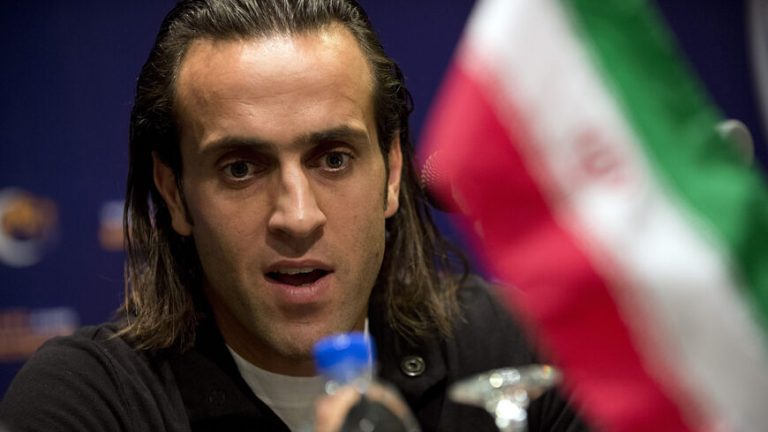 Interdicţie de deplasare pentru starul fotbalului iranian Ali Karimi după ce a criticat reprimarea protestelor antiguvernamentale