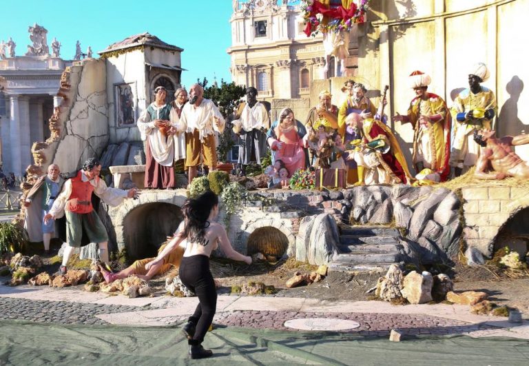 O activistă Femen a încercat să fure statuia lui Isus din scena Naşterii de la Vatican