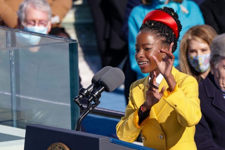 Tânăra poetă Amanda Gorman, vedetă peste noapte după ceremonia de învestitură a lui Joe Biden