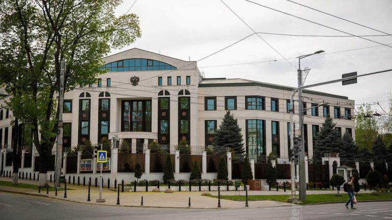 Cum ‘oameni misterioși’ spionează autoritățile de la Chișinău prin antenele de la Ambasada Rusiei