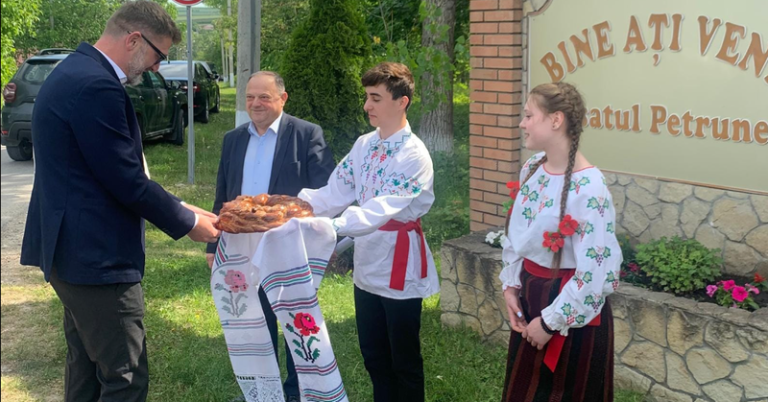 Ambasadorul Cristian-Leon Țurcanu a vizitat satul Petrunea. România a sprijinit localitatea cu peste 3 milioane de lei