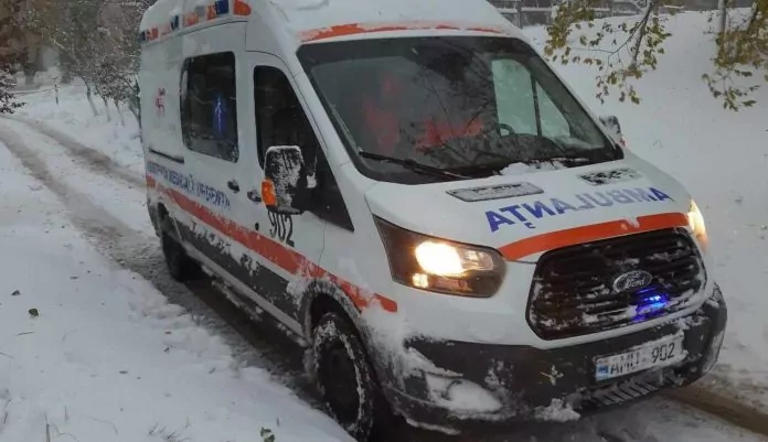 Ambulanțe blocate în nămeți în timp ce se deplasau la bolnavi și mii de apeluri la 112