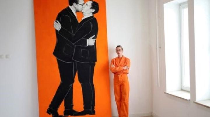 O artistă din Kosovo a primit ameninţări pentru o pictură în care preşedintele sârb şi premierul kosovar se sărută
