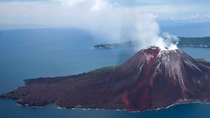 Erupţia vulcanului Anak Krakatau: fumul şi cenuşa au ajuns până la 3.000 de metri altitudine