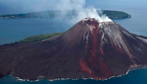 Indonezia : Vulcanul Anak Krakatoa a pierdut două treimi din înălţime în urma erupţiilor de săptămâna trecută