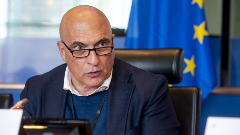 Eurodeputatul italian Andrea Cozzolino se autosuspendă de la şefia Delegaţiei PE pentru relaţiile cu ţările din Maghreb în urma scandalului  Qatargate