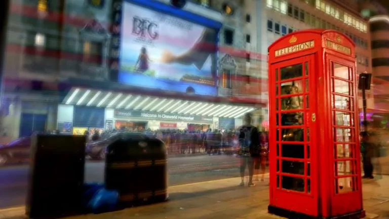 Celebrele cabine telefonice din Anglia vor deveni chioșcuri stradale i-tech
