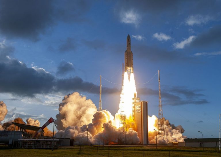 Racheta Ariane 5 a realizat o premieră mondială prin lansarea primului satelit comercial ‘flexibil’