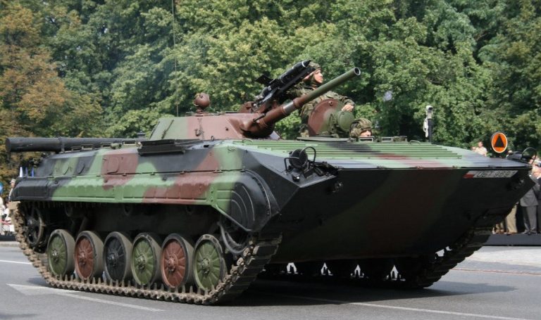 Guvernul german a permis unei companii cehe să vândă Ucrainei 58 de vehicule de luptă pentru infanterie, care au făcut parte iniţial din echipamentele armatei fostei Republici Democrate Germane (RDG), relatează dpa, potrivit agerpres.  A fost emis un permis pentru vehicule blindate de luptă bV-501 (fostele BMP-1), a indicat un purtător de cuvânt al Ministerului Apărării german.  Citește și :  Parlamentul Turciei reduce pragul electoral pentru partide  Aceste tancuri, dotate cu un tun şi mitraliere, erau echipamente militare standard în armatele Pactului de la Varşovia.  Armata RDG a fost absorbită de Bundeswehr după reunificarea Germaniei în 1991, iar tancurile care s-au aflat în dotarea sa au fost ulterior vândute unei companii cehe. Aceasta le va livra acum armatei ucrainene.  Pentru revânzarea acestor tancuri, era obligatorie aprobarea părţii germane, din cauza aşa-numitei “clauze de utilizare finală” din contractul de vânzare iniţial, care împiedica vânzarea de echipament militar al Bundeswehr-ului către terţe părţi fără aprobarea Berlinului.  Citește și : Armata rusă îşi menţine prezenţa activă în estul şi sudul Ucrainei  Potrivit unei relatări a ziarului Die Welt, compania cehă a încercat deja să revândă blindate armatei ucrainene în 2019, dar a fost blocată de guvernul Angelei Merkel, care nu voia să pericliteze dialogul său cu Rusia de la acea vreme.