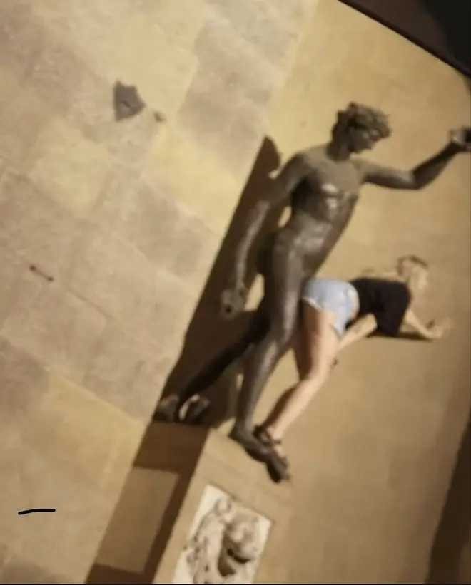 O turistă care a mimat un act sexual cu statuia lui Bacchus a stârnit scandal la Florența