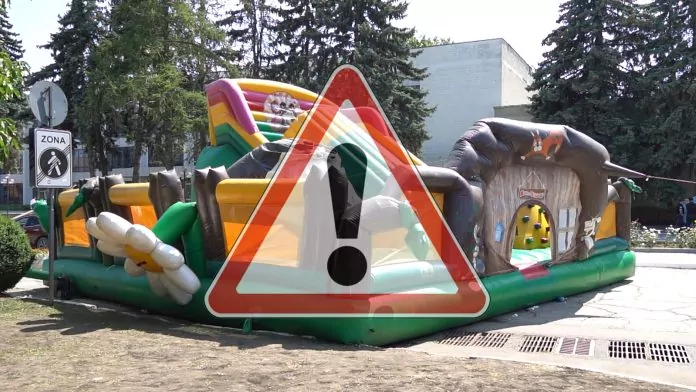 Un copil a suferit comoție cerebrală, după ce a căzut de pe un tobogan gonflabil instalat în centrul orașului Bălți