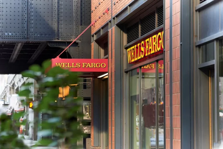 Banca americană Wells Fargo a concediat mai mulți angajați care se prefăceau că lucrează de acasă
