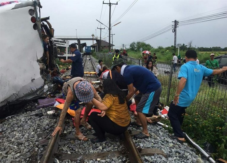 Cel puţin 18 morţi în coliziunea dintre un tren şi un autobuz la est de Bangkok