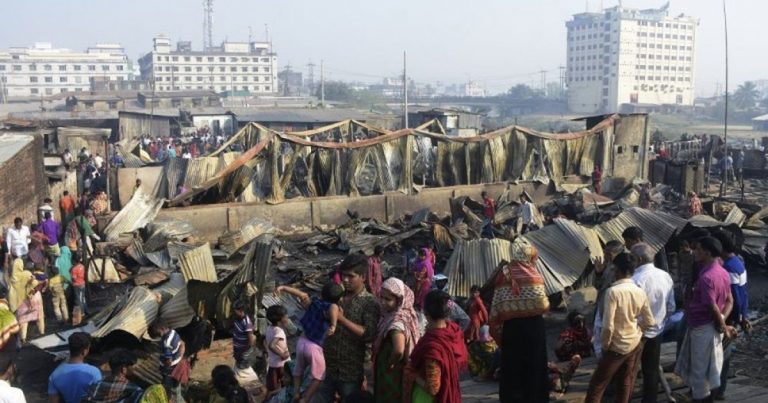 Incendiu masiv într-un oraş portuar din sudul Bangladeshului. Nouă morți și sute de locuințe distruse de flăcări