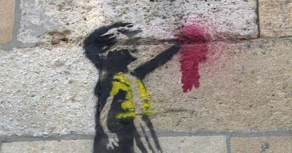 Pastişă sau original Banksy? ”Fata cu balon” îmbrăcată cu o vesta galbenă, pe un zid din Bordeaux