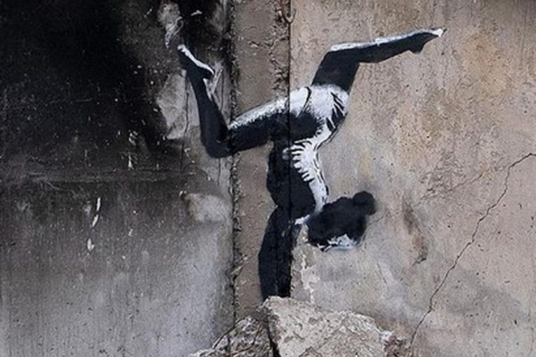 Graffiti realizat de Banksy, pe o clădire deteriorată în Ucraina