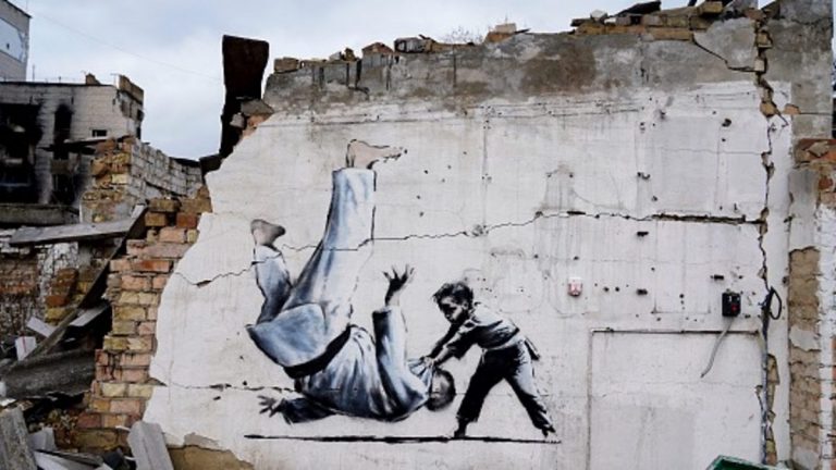 Lucrări ale lui Banksy, aflate pe ruinele a două construcţii din Borodianka, păstrate în vitrine speciale