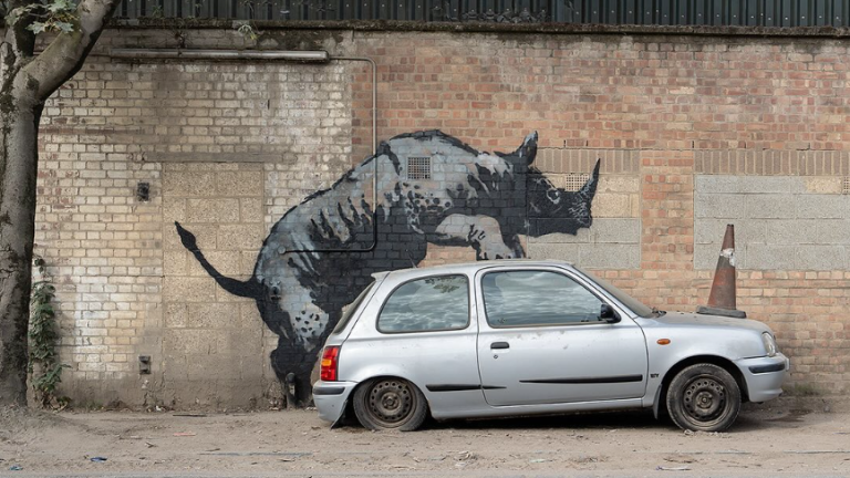 ‘Rinocerul’ lui Banksy, vandalizat de un bărbat cu cagulă