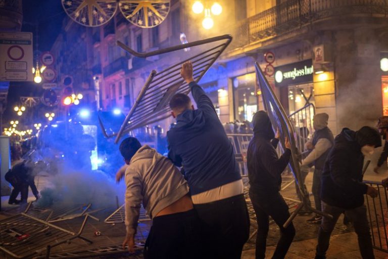 Ciocniri între manifestanţi împotriva restricţiilor şi poliţie în Spania şi Italia