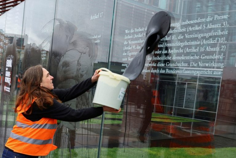 Activişti pentru climă au mânjit un monument aflat în apropiere de Parlamentul Germaniei cu o substanţa neidentificată