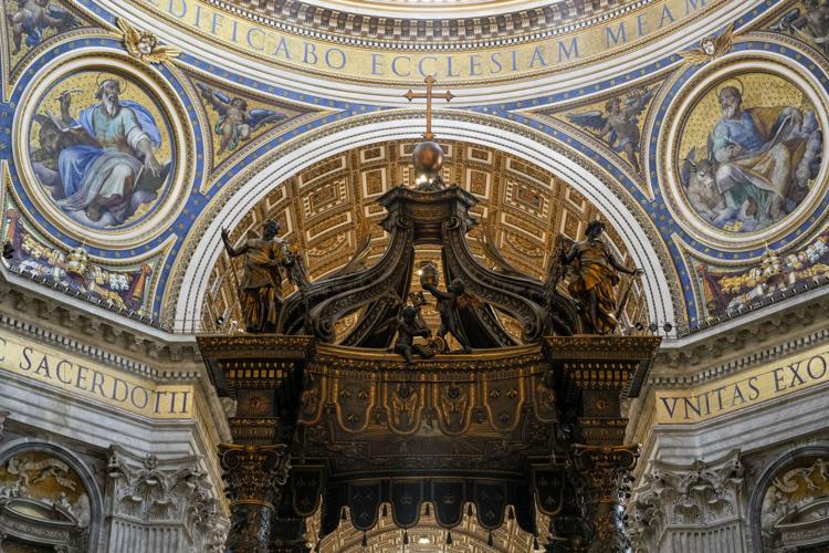 Baldachinul din Bazilica Sfântul Petru a intrat în restaurare