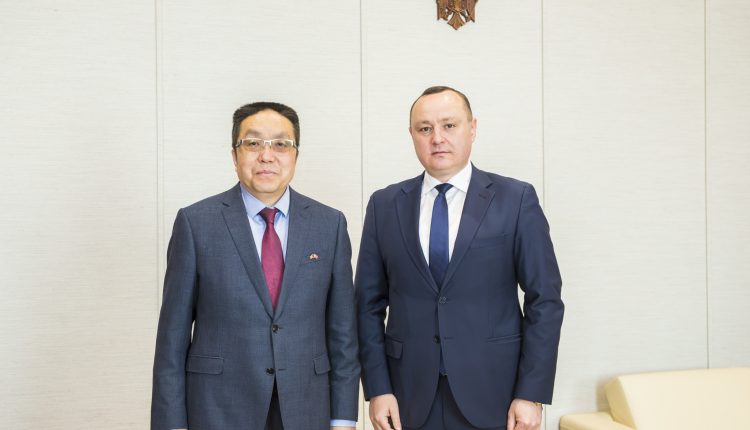 Socialistul Bătrîncea la sfat cu ambasadorul Chinei la Chișinău