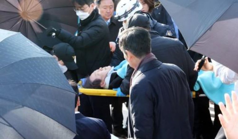 Coreea de Sud: Liderul opoziţiei înjunghiat în gât, internat la terapie intensivă