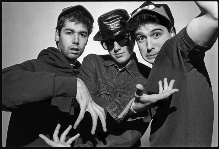 Trupa Beastie Boys dă în judecată un lanţ de restaurante pentru utilizarea fără permisiune a melodiei ‘Sabotage’ în reclame