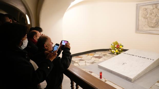 Vaticanul permite publicului să viziteze mormântul Papei Benedict al XVI-lea