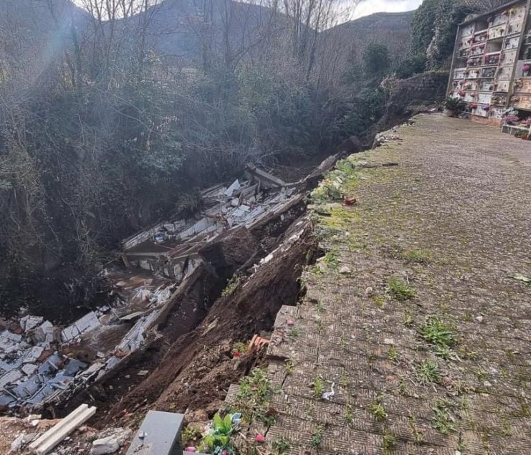 Cel puțin 100 de sicrie și urne au ajuns într-un pârâu după o alunecare de teren în provincia italiană Benevento