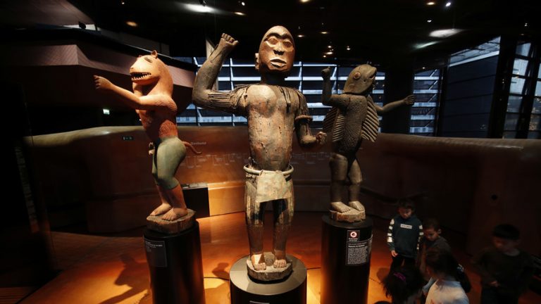 Franţa restituie 26 de artefacte statului Benin