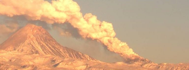 Vulcanul Bezymianny din Orientul Îndepărtat al Rusiei a expulzat o coloană de cenuşă înaltă de 10 kilometri