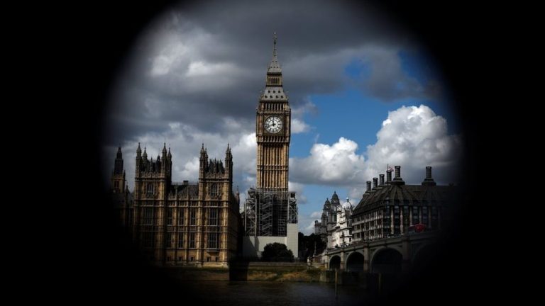 Big Ben va bătea până la anunţarea Anului Nou , în cadrul unei pauze făcute la amplele lucrări de renovare demarate la clădirea Parlamentului