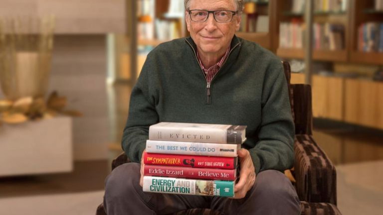 Bill Gates urcă pe primul loc în topul celor mai bogate persoane din lume