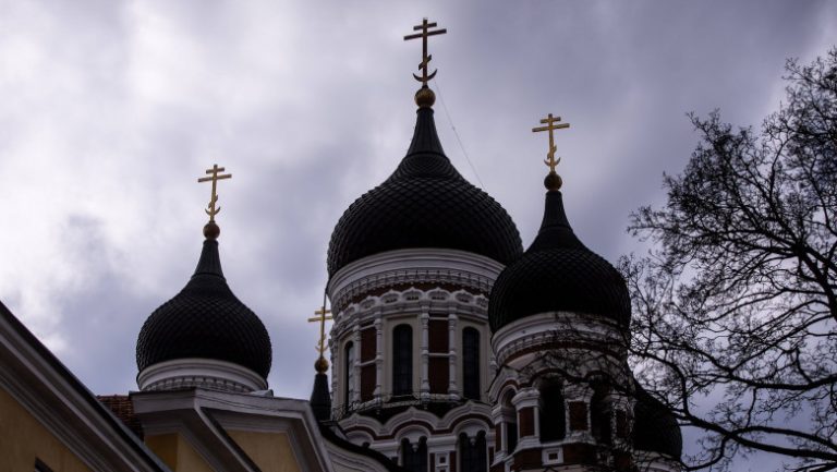 Sute de biserici date de comuniști Mitropoliei Moldovei ar putea reveni statului
