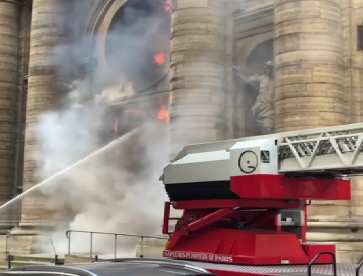 Incendiu izbucnit la Biserica Saint-Sulpice din Paris (VIDEO)