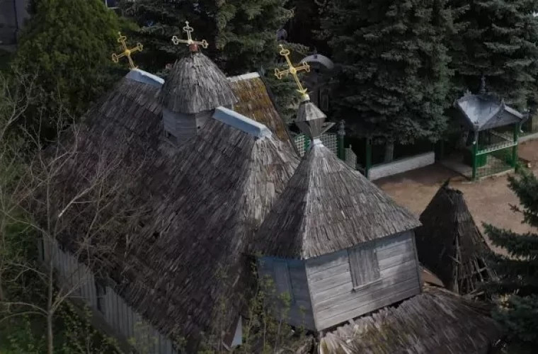 Biserica din lemn de satul Măcăreuca, în stare deplorabilă: dacă nu se intervine de urgență, prăbușirea este iminentă