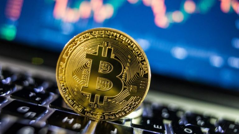 Bitcoin e din nou în scădere: A ajuns la aproape 62.000 de dolari, cu 16% mai puțin față de recordul atins în martie