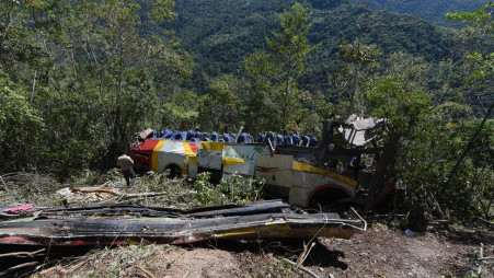 11 morți după ce un autobuz a căzut de pe o stâncă în estul Boliviei