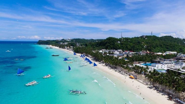 După şase luni de curăţenie, autorităţile filipineze redeschid plajele din Boracay