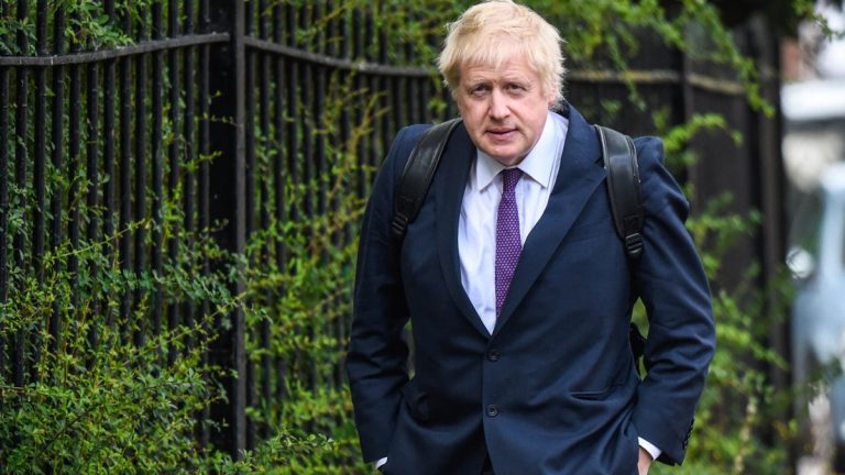 Laburiştii îl acuză pe Boris Johnson că stătea la soare în Caraibe şi bea votcă în loc să se preocupe de criza din Iran